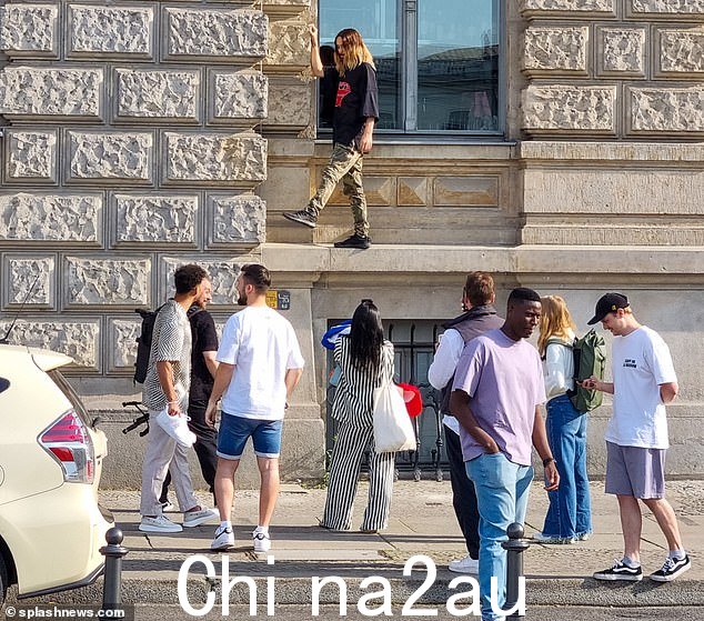 不恐高:51 岁的杰瑞德·莱托 (Jared Leto) 周一被人看到爬上他在柏林酒店的墙壁,一群人目瞪口呆地看着他