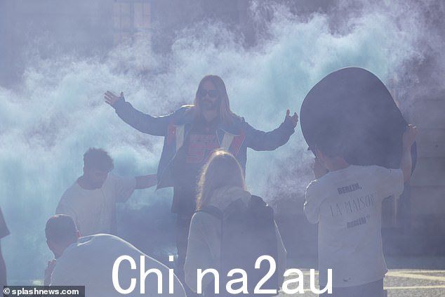 分享他的爱:上周,他在她出现后在 Instagram 上称赞了她,照片中有她的黑白镜头,还有许多其他有趣的面孔
