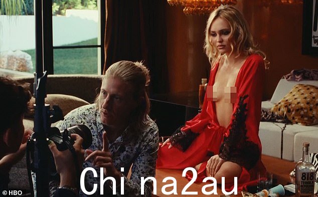 Risque:该节目似乎引用了摄影师 David LaChapelle 的说法,即 Spears 乐于露出更多皮肤,因为她知道这会引起讨论