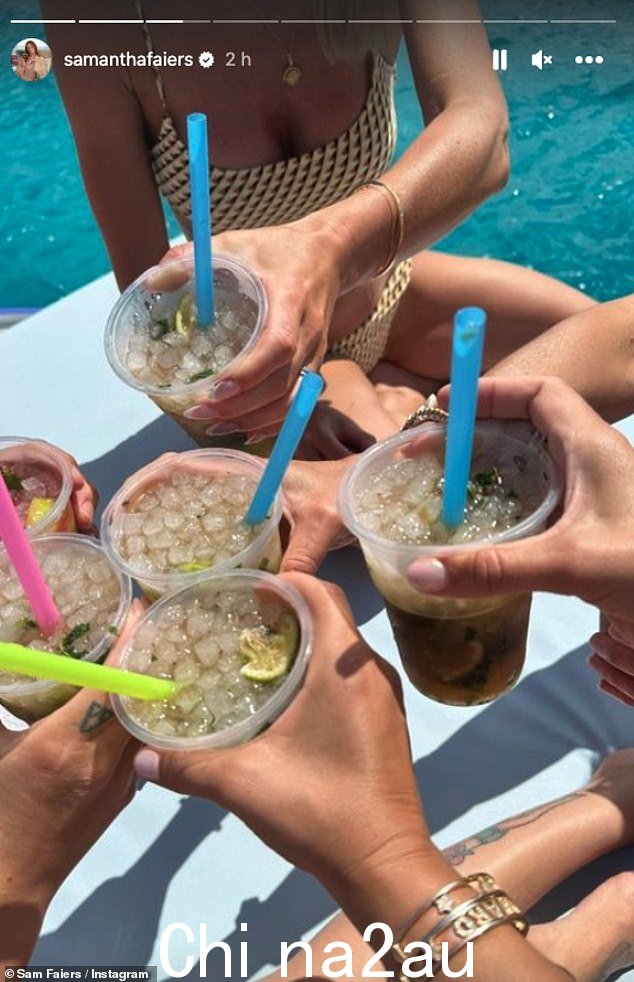 干杯!在水上后,他们都享用了鸡尾酒,并庆祝他们作为单身女士的最后几天