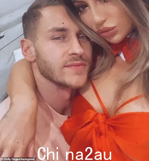 Smitten 和丈夫 Jacob 在 Instagram 上发布的未注明日期的帖子,在他们的第一个孩子出生前分享