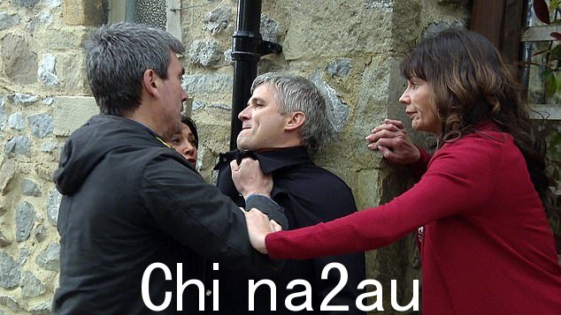 暴力:当 Caleb 刺激 Cain 时,他冲向 Caleb,Chas 和 Moira 将 Cain 拉开