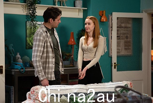 关系:第二天,当 Mack 似乎热衷于接受他们的处境时,Chloe 尽力掩饰她的喜悦