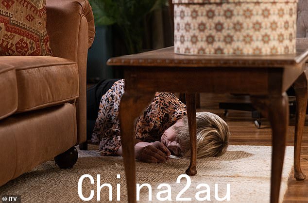 他会做什么?当头晕目眩的 Elaine 摔倒并撞到她的头时,Stephen 在退出公寓之前发现她失去了知觉,他已经认领了他的下一个受害者吗?