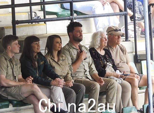 有一次她穿上了一件黑色夹克以保护自己免受初冬的寒冷