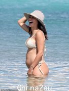 内马尔怀孕的女友布鲁娜·比安卡迪 (Bruna Biancardi) 穿着奶油色比基尼炫耀她隆起的婴儿疙瘩
