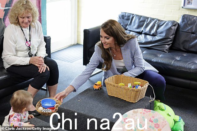 伸出援手!凯特 (Kate) 加入了中心的幼儿游戏时间,她看着自己的元素,为一个小孩子提供了一个装满玩具的篮子