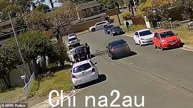 新南威尔士州警方发布的闭路电视录像显示,一名男子从一辆黑色丰田凯美瑞中走出来,而另一名男子则在握手和检查马自达的后备箱之前,他从一辆黑色马自达 3 中出来