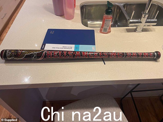 也许最珍贵的是一个定制的棒球棒,上面画着前机车党的名字,还有一个抢来的 Rebels 皮带扣,因为他'完成工作'(如图)