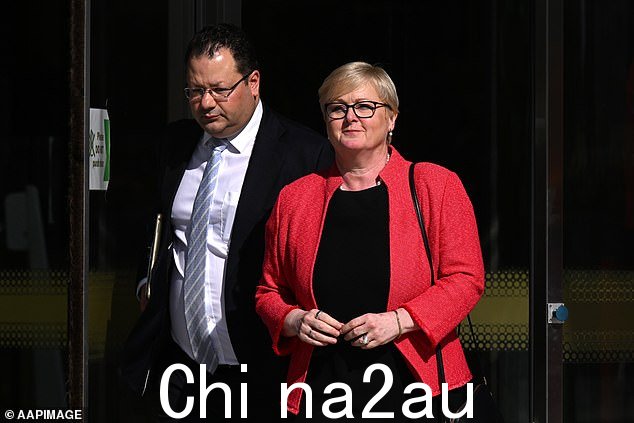 Linda Reynolds(如图)据报道计划将 Higgins 女士的赔偿要求提交给联邦反腐败机构