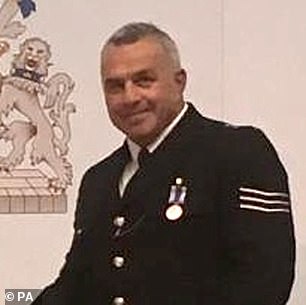警长 Matt Ratana,54 岁,死于胸部受伤