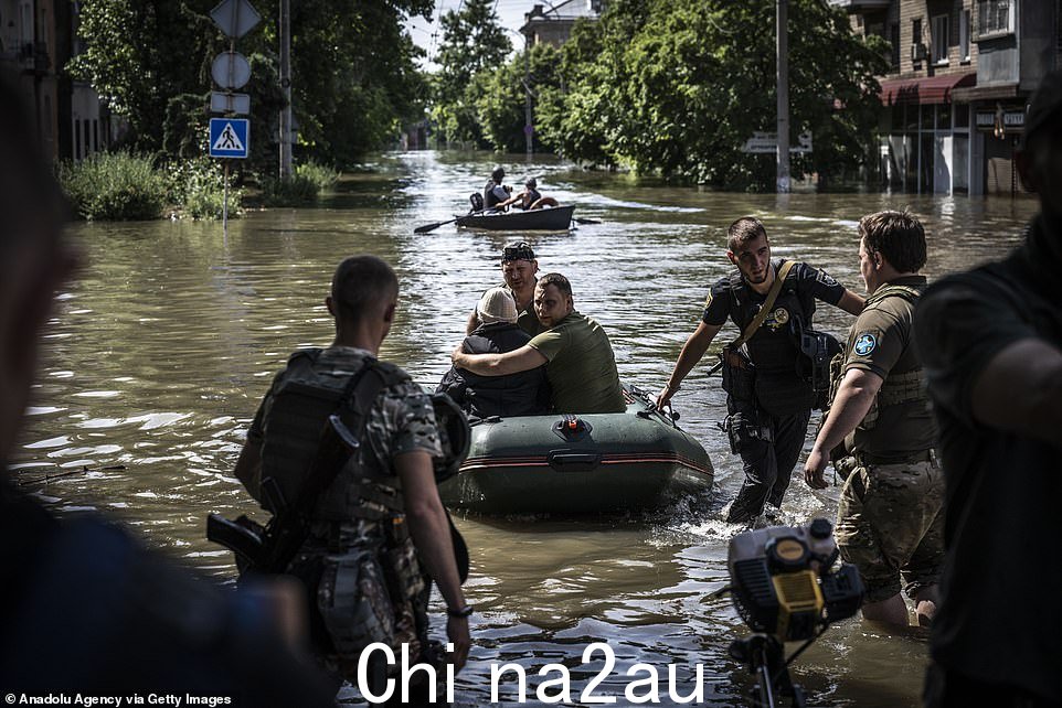 2023 年 6 月 7 日乌克兰赫尔松 Kakhovka 水电站爆炸引发洪水后,人们从洪水泛滥的地区撤离