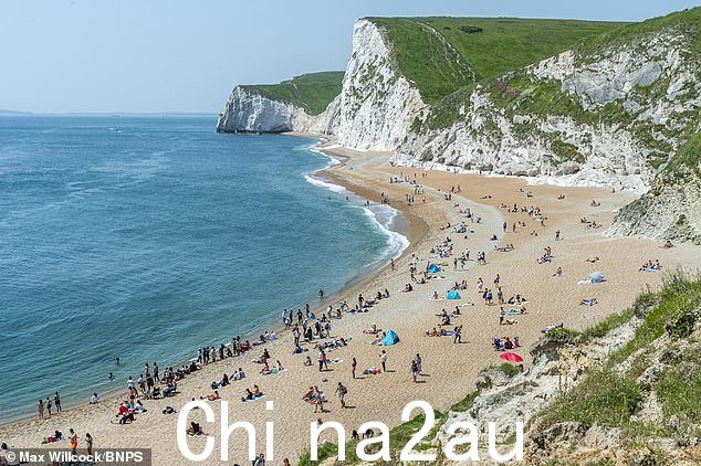 今天,人们在多塞特侏罗纪海岸的杜德尔门享受阳光明媚的一天