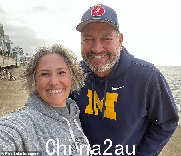 '朋友们,我很高兴能分享一些好消息!我订婚了!'当她订婚时,莱克就写下了。 “这是罗斯。他是我的人。他很棒。我非常爱他,我非常感激我能被这个杰出的人类深深地爱和被爱'