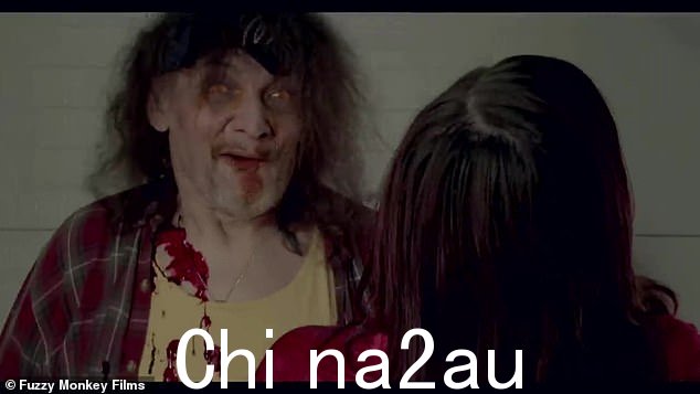 疯了:一个用户吸食了一种新的名牌药物,这让他发疯并刺伤了他的女性朋友的脖子