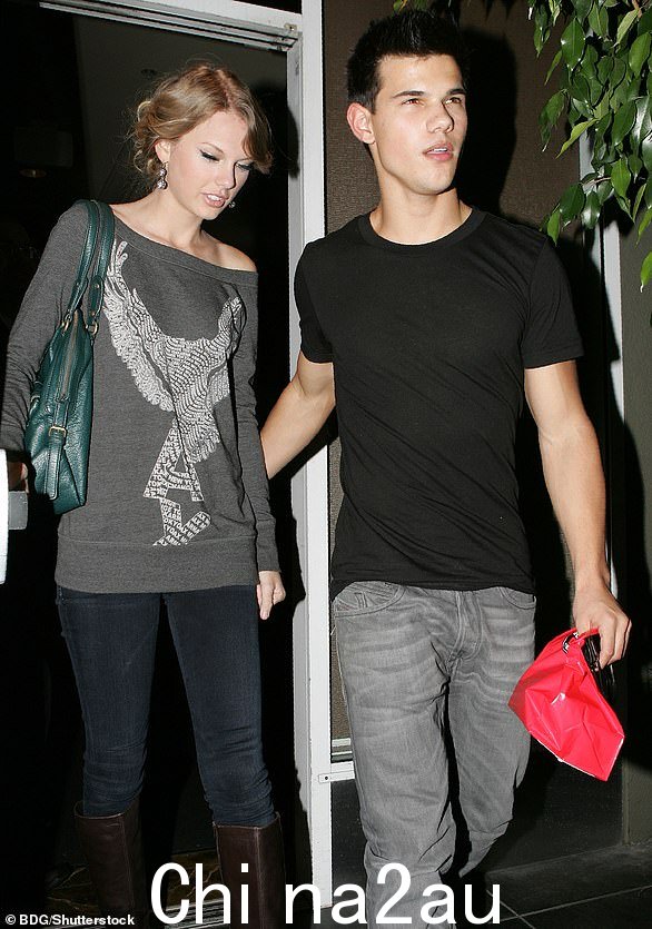  Taylor 和 Taylor 于 2009 年约会，他们在拍摄即将上映的合奏浪漫喜剧情人节时第一次见面，他们在银幕上分享了一个吻。” class=
