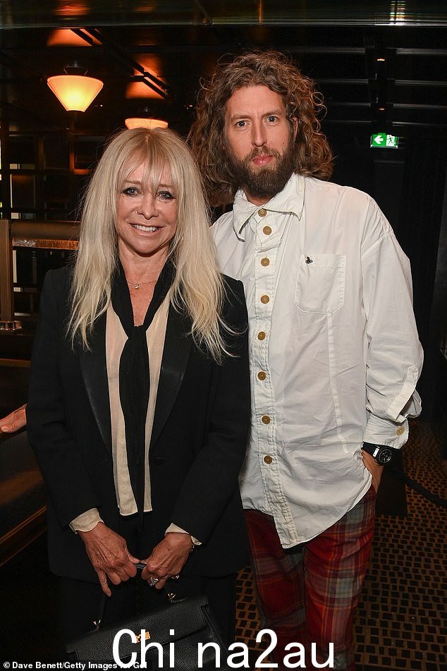 Glam:68 岁的 Jo Wood 在周二晚上在伦敦 Nobu Portman 酒店举行的 Gelida devices 夏季峰会上与年轻得多的主厨 Jameson Stocks 手挽手时看起来是时尚的缩影