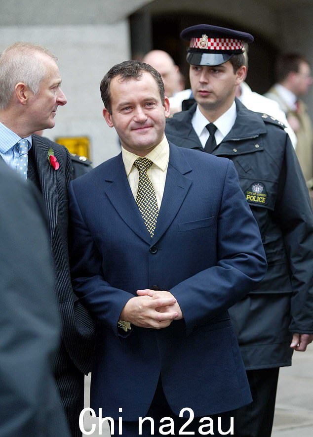 Paul Burrell 在 Old Bailey 外面,在对他的所有指控都被撤销之后