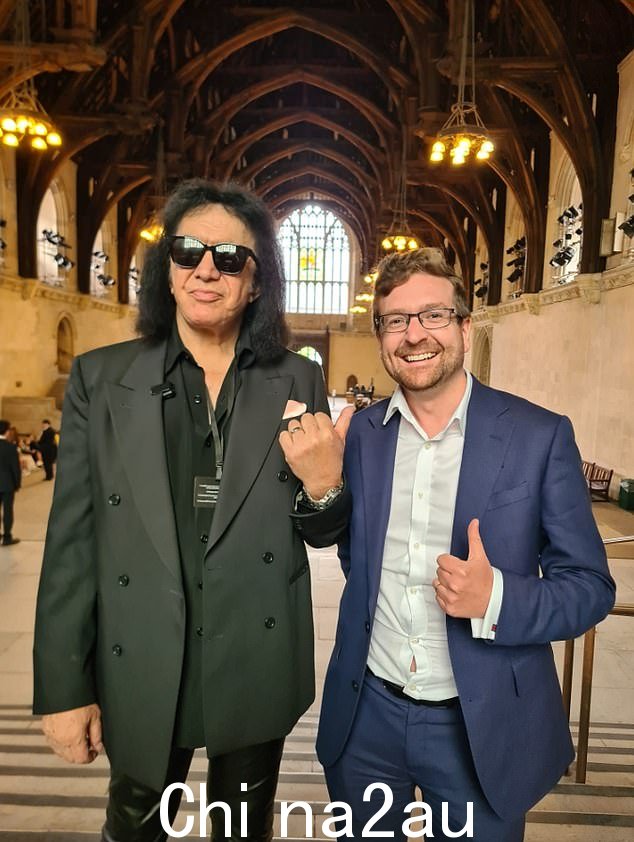 这位硬摇滚歌手在英国参加乐队的 End Of The Road 巡演,是 DUP MP Ian Paisley(北安特里姆)的客人,在他第一次进入下议院之前接受了一次私人巡演。他与 Tory MP Alex Stafford 合影