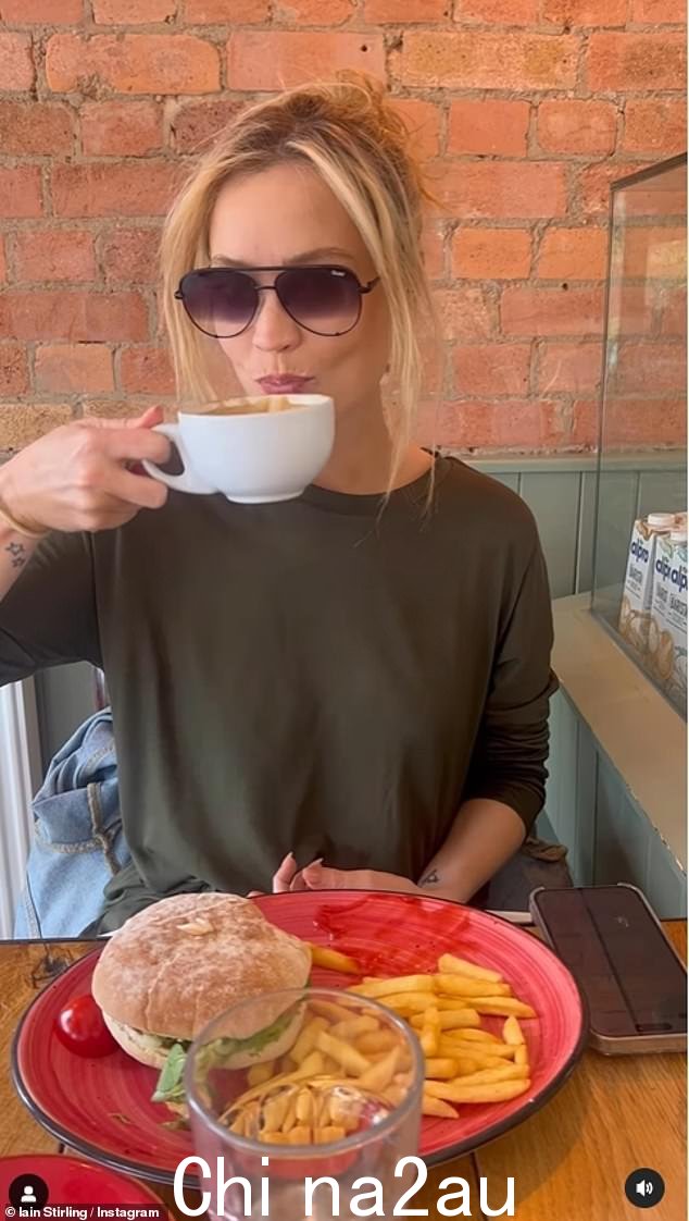 生活:在去健身房和与妻子 Laura Whitmore(如图)一起吃完早午餐后,他前往迷你工作室,那里有一台巨大的电脑和软件