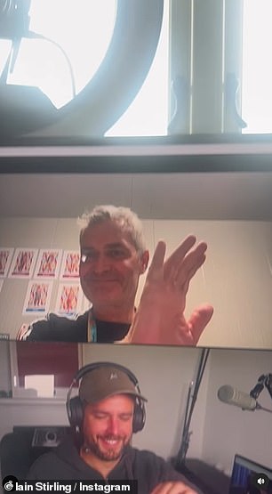 工作室:他还在 Zoom 上拍摄了他和他一起写节目的朋友以及他所有的高科技设备