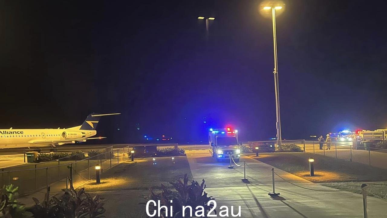 飞机着火后，莫兰巴机场，乘客被疏散。照片：Ken Norbury/Facebook