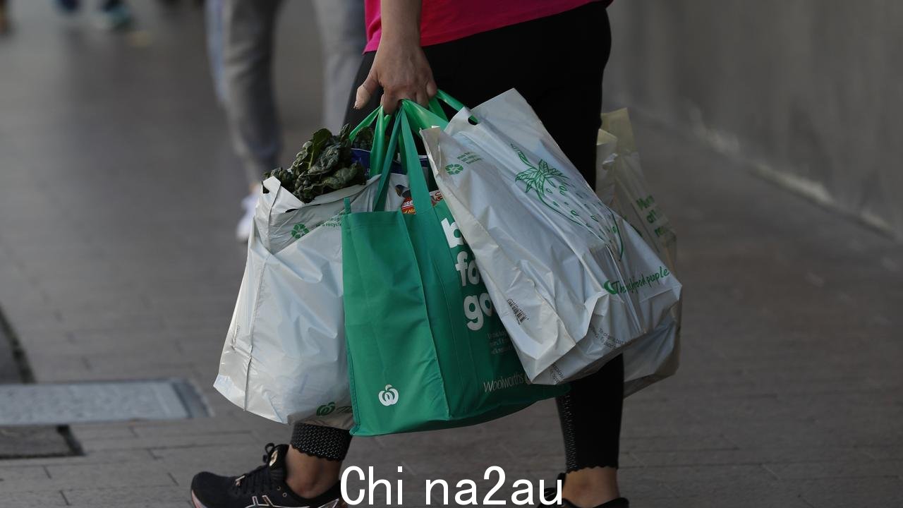 Woolworths 表示，逐步淘汰 15 美分的塑料袋意味着商店需要更多的纸袋。图片：NCA NewsWire / Nikki Short