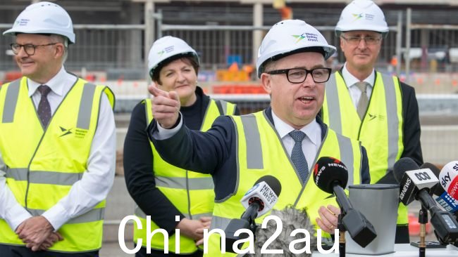 澳洲航空首席执行官艾伦乔伊斯宣布该航空公司预计将在新机场创造约 700 个工作岗位。图片:NCA NewsWire/Simon Bullard