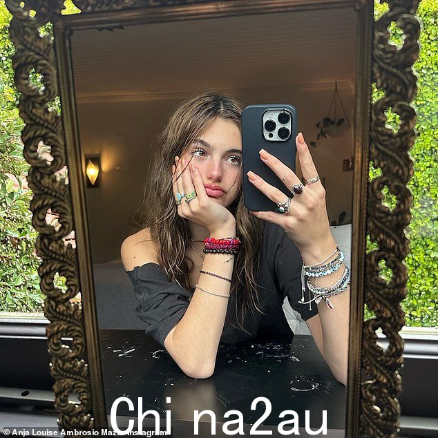 对着镜子自拍:Anja 在这张照片中看起来像一个典型的青少年,戴着串珠首饰