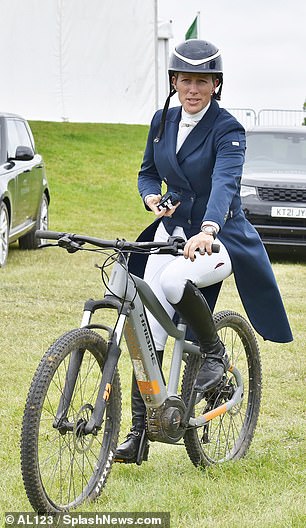 Zara Tindall 骑自行车