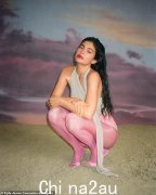 凯莉·詹娜 (Kylie Jenner) 宣布推出新化妆品时，搭配粉色紧身裤和相配的紧身裤