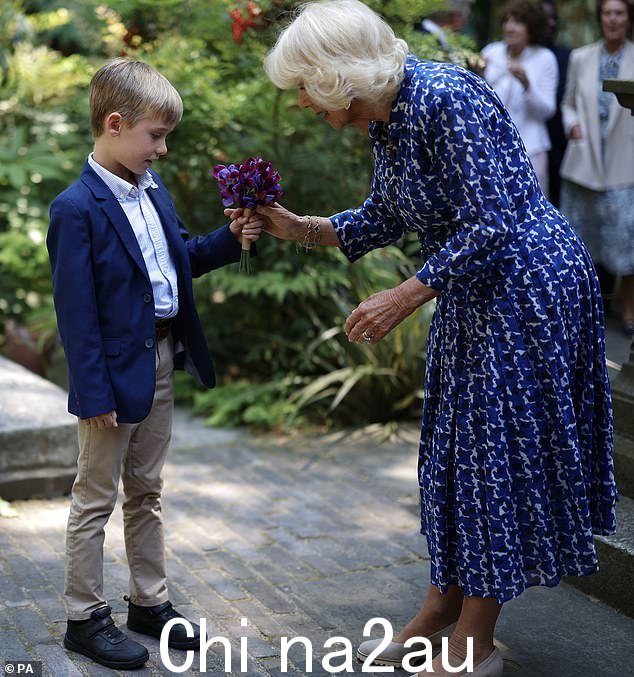 在康诺利先生送给卡米拉(右图)一束从他自己的花园里新鲜采摘的手工鲜花后,女王透露她给了他一个惊喜,并给了他一个包装精美的盒子,里面装有她和她的丈夫查尔斯国王的照片