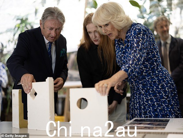 卡米拉(右图)还点赞了修道院无名战士坟墓周围的花卉装饰