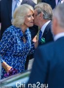 艾伦·蒂奇马什 (Alan Titchmarsh) 亲吻脸颊欢迎卡米拉王后 (Queen Camilla)