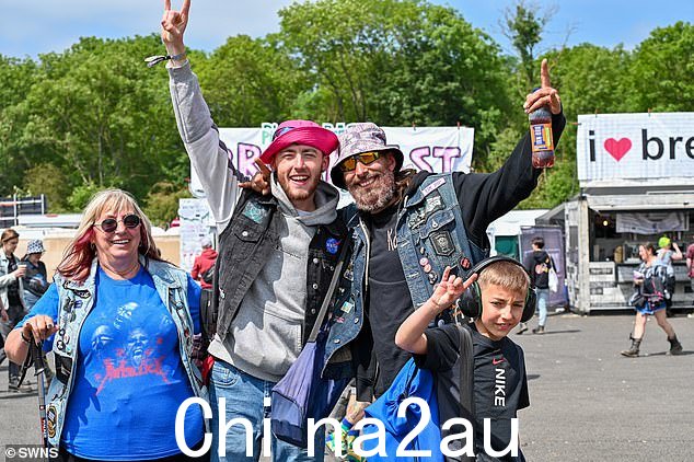 下载:兴奋的狂欢者准备为相机下载节日姿势