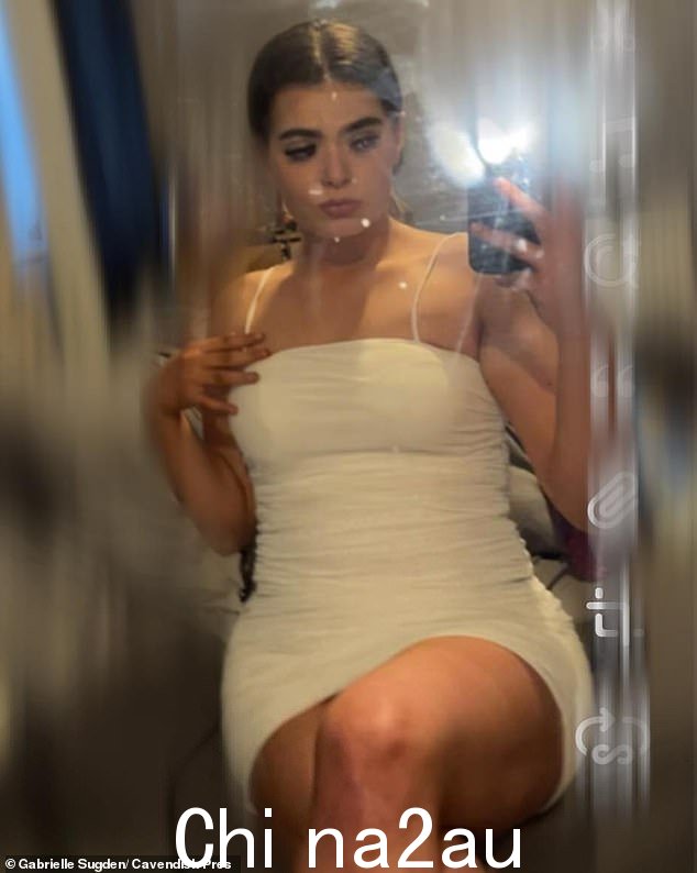 Chaisty 在她儿子当时的女友 Kirsty 的妹妹 Gabrielle Sugden(如图)出现在他们家后用武器威胁