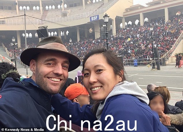 图:44 岁的索尔和 40 岁的妻子勒在印巴边境。她 27 次外出探望他