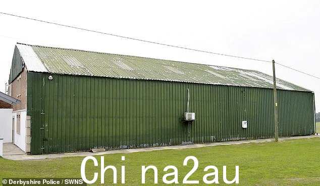 房子被绿色包层伪装成一个农业谷仓