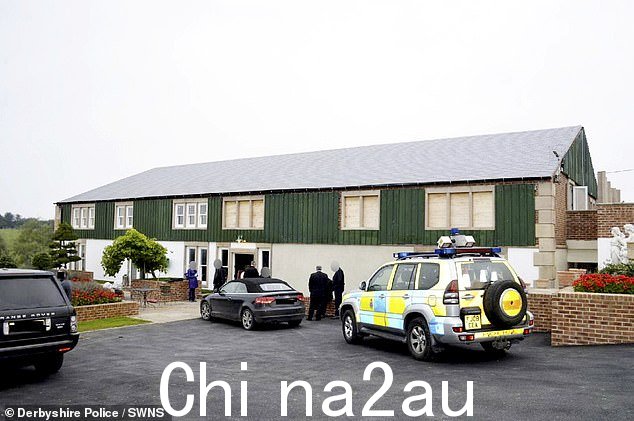这座豪宅被伪装成一个牛棚,以防止附近道路上的司机看到它
