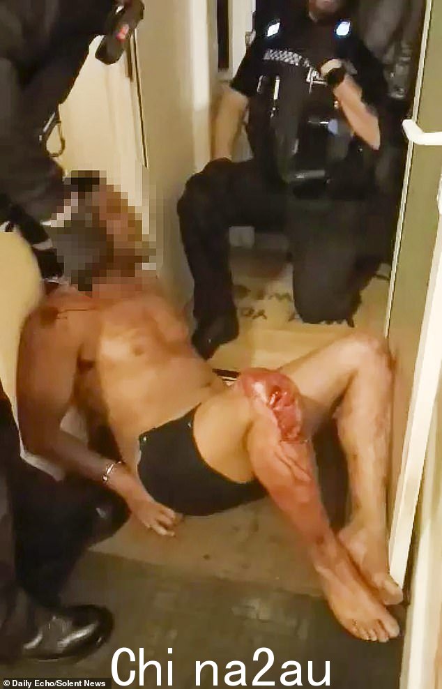 闯入后被警察制服的血腥闯入者(如图)