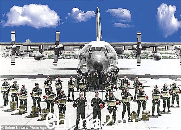 1972 年,Walsh 先生在塞浦路斯皇家空军阿克罗蒂里空军基地与皇家空军降落伞救援队在一起。他在后面的四人组中排在左边第二个