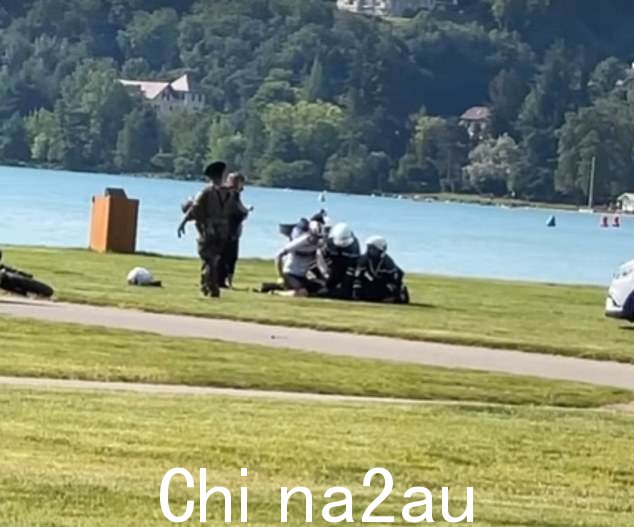 据法国报纸报道,武装警察赶到现场并迅速制服持刀者(如图),他是一名叙利亚寻求庇护者,随后被捕并因受伤被送往医院