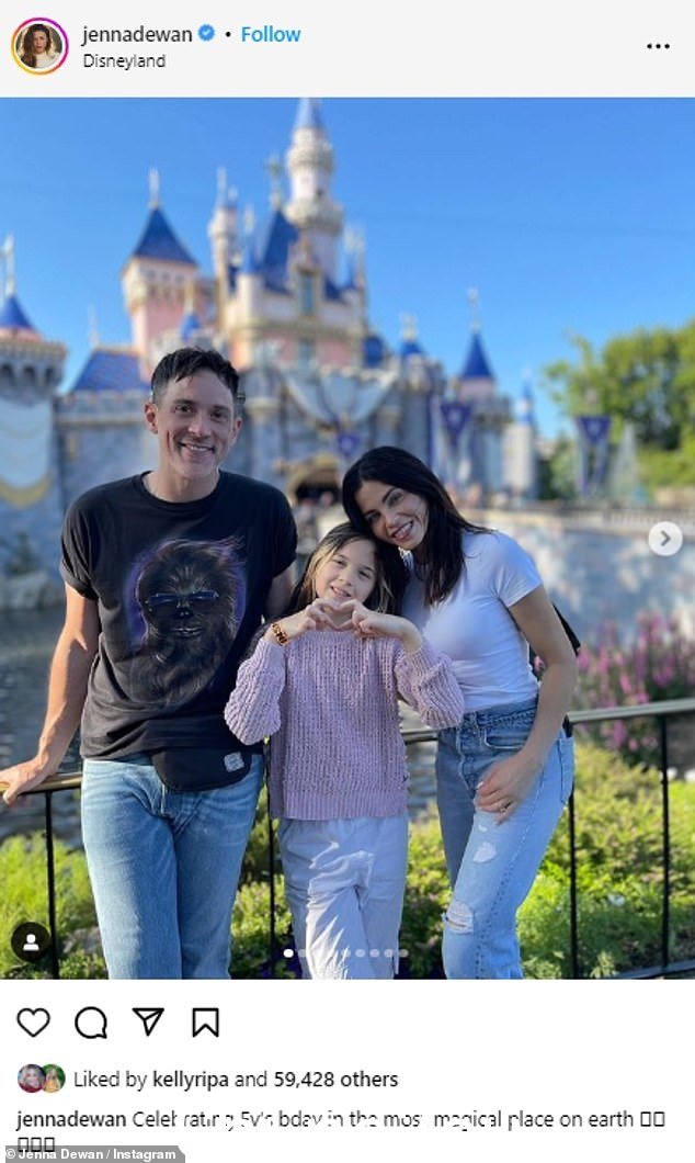 最新消息:珍娜·德万 (Jenna Dewan) 带着女儿埃弗利 (Everly) 去地球上最快乐的地方度过了她的 10 岁生日。这位与前夫查宁·塔图姆 (Channing Tatum) 共享埃弗利的 42 岁女演员带着她的迪士尼乐园度假胜地在加利福尼亚州阿纳海姆庆祝她的生日——那天是 5 月 31 日;他们与 Jenna 的搭档 Steve Kazee 度过了愉快的一天