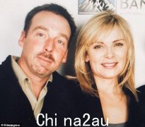 Kim Cattrall 情绪激动地讨论了为她的兄弟克里斯而悲伤的事情