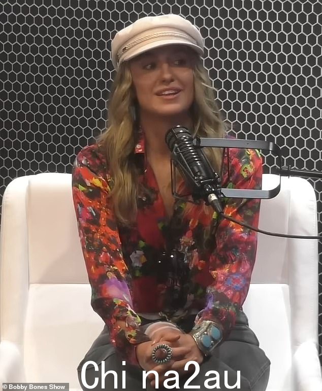 最新消息:31 岁的 Lainey Wilson 说她与 27 岁的 Devlin 'Duck' Hodges 恋爱了两年多,周五出现在 Bobby Bones Show 上