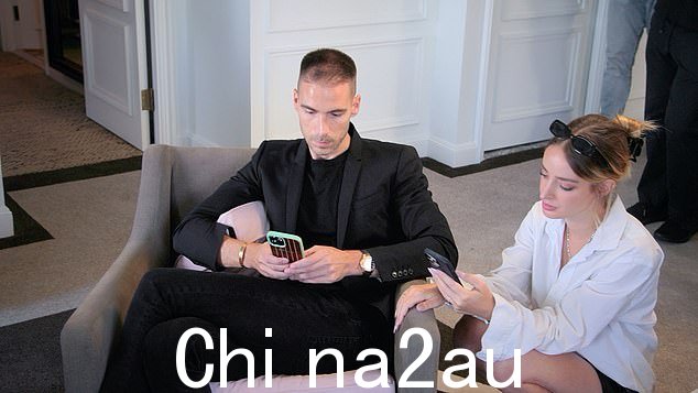 练习:当他们开始问她一些练习题时,西蒙问她是否准备好接受面试,正如她坦白说的那样,‘我已经在这方面工作了这么多年。什么是正确的方法让人们兴奋?让每个人都听到。我想展示我有多热情'