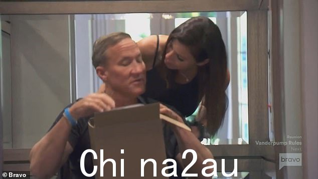 可爱的情侣:Heather Dubrow,54 岁,在膝盖手术后照顾 64 岁的丈夫 Terry