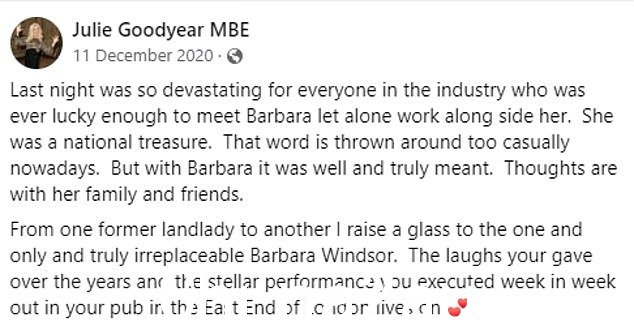 肥皂图标:2020 年 12 月,朱莉向肥皂剧女演员 EastEnders 明星 Dame Barbara Windsor 致敬,她在与阿尔茨海默病作斗争后去世,享年 83 岁