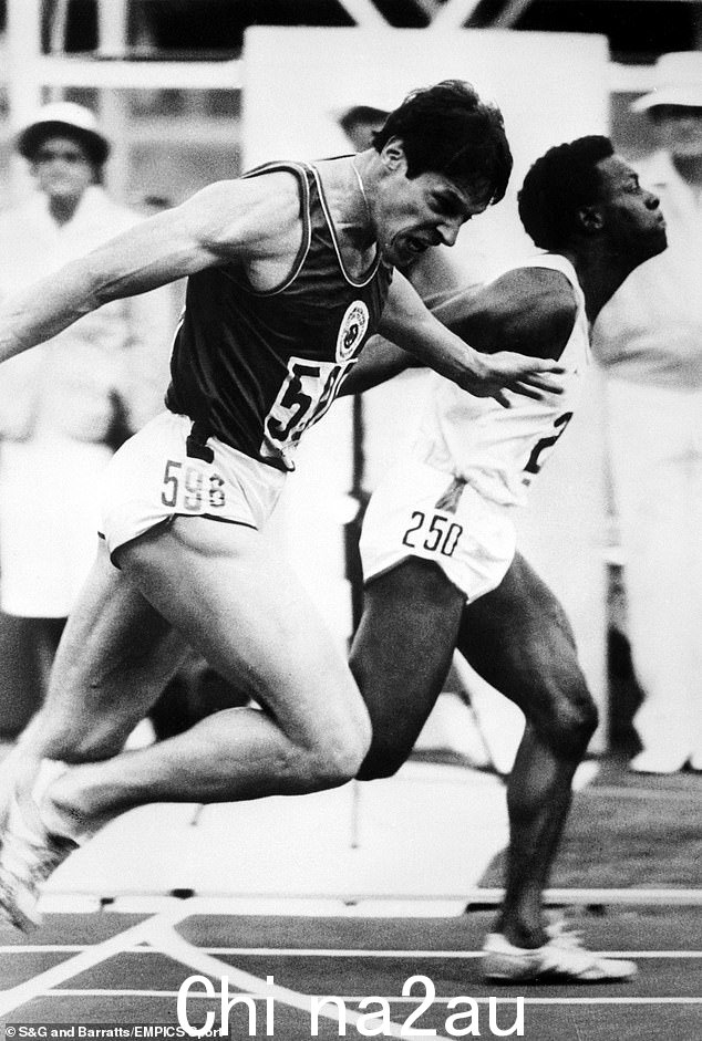 Mike McFarlane (R) 和 Allan Wells 在 1982 年英联邦运动会上跳线