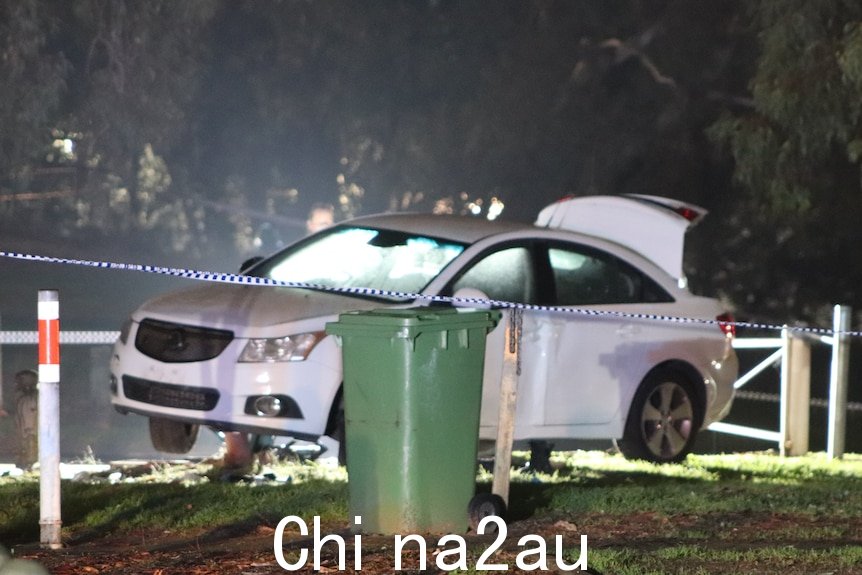 晚上，一个白色的car 车子停在草地边上，启动时，绿色的垃圾桶和警用胶带映入眼帘。” /></p><p style=